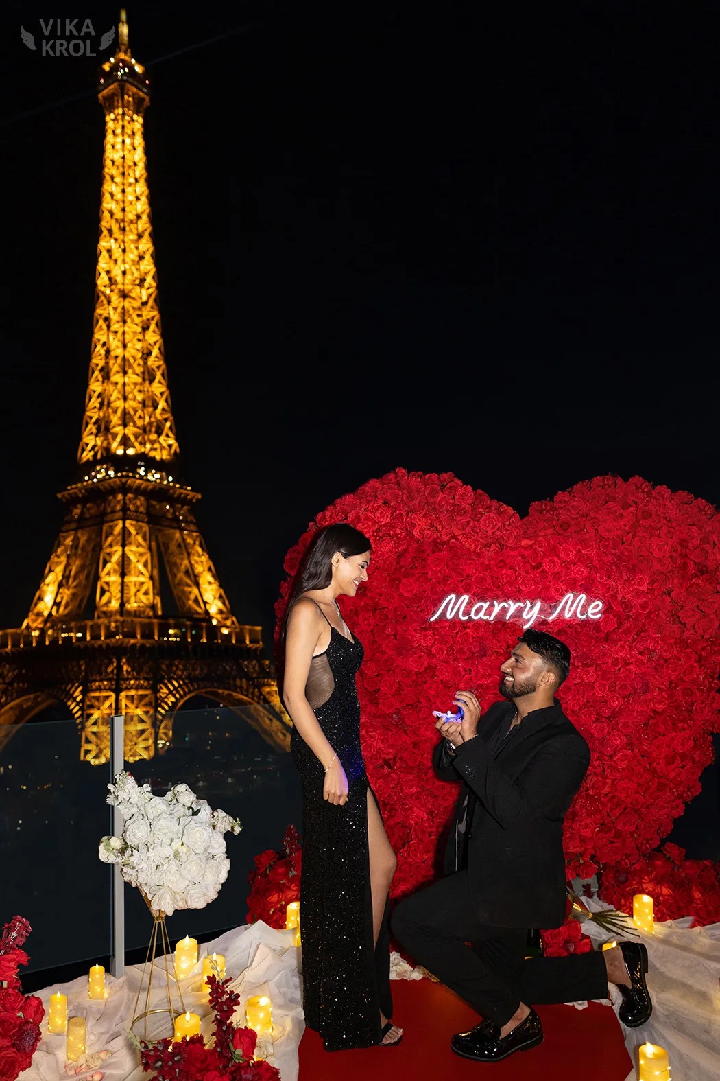 Rooftop proposal Paris - couple moment